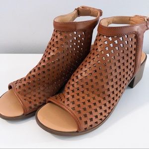 Nine West Girls Tan Sandals Size 4 Like New